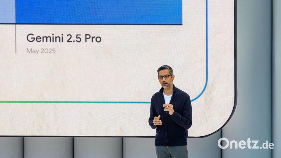 Google-Chef Sundar Pichai spricht über Gemini, Googles Antwort auf ChatGPT und Co. Bild: Andrej Sokolow/dpa