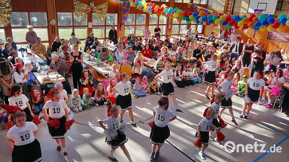 Die &quot;Jumping Girls&quot; des TSV Friedenfels eröffneten den großen Kinder- und Familienfasching. Für ihre Darbietung erhielten sie langen Applaus. Bild: bsc