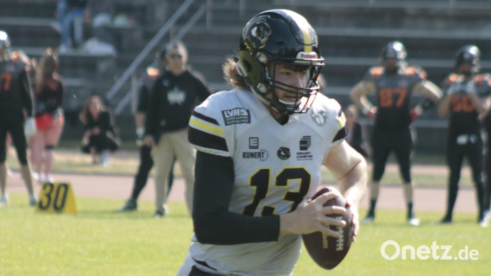 Quarterback Matthew O´Meara erläuft in dieser Szene selbst einen Touchdown. Die Amberg Mad Bulldogs gewannen am Sonntag gegen die München Rangers. Bild: Michael Sandner