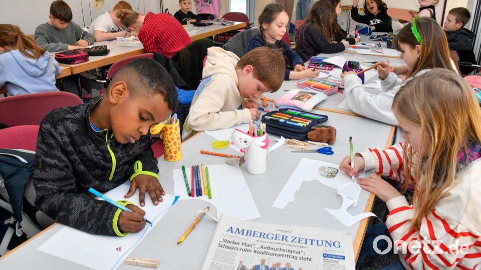 Erst wollten sie ganz viel darüber wissen, wie man eine Zeitung &quot;macht&quot; – dann probierten Drittklässler der Dreifaltigkeitsschule Amberg das gleich selber aus: Sie haben eine &quot;echte&quot; Kinderseite für Ostern gestaltet. Bild: petra.hartl@oberpfalzmedien.de