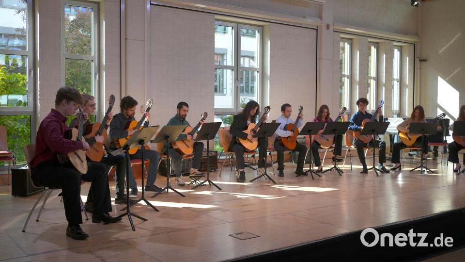 Das gemischte Gitarrenensemble eröffnete mit einer Auswahl von Melodien aus Georges Bizets &quot;Carmen&quot;. Bild: gac