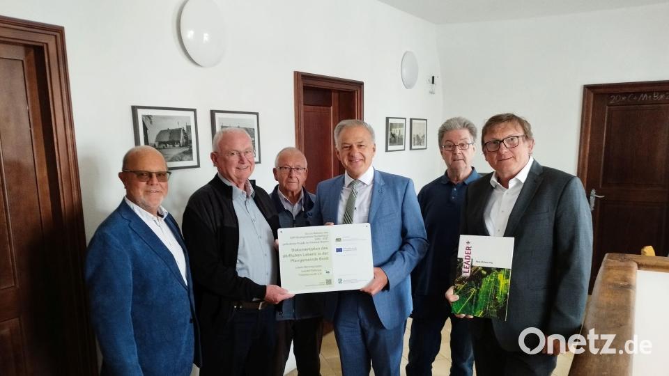 Der Verein „Freunde Kooperatorenhaus Beidl e.V.“ freut sich über die Übergabe des Förderbescheids: (v.l.) Wolfgang Jäger (Schriftführer), Alois Bauer (1.Vorstand), Leonhard Kellner (Kassier), Landrat Roland Grillmeier, Hans Klupp (2. Vorstand), Hans-Michael-Pilz (LEADER-Koordinator der Oberpfalz). Bild: Florian Preisinger, Landratsamt Tirschenreuth