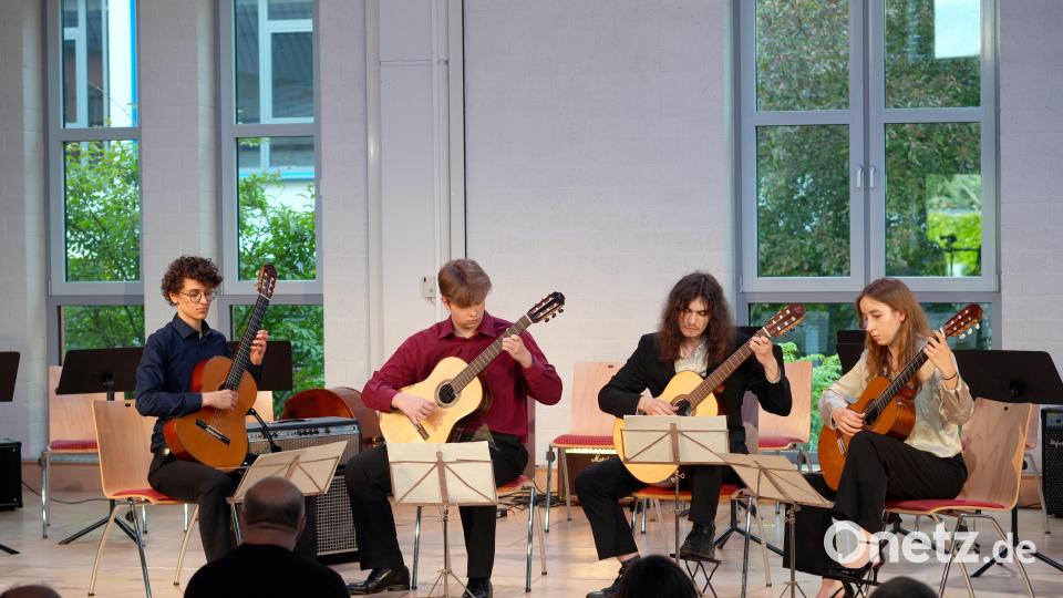 Marian Metsch, Robert Deperschmidt, Gregori Dubrovskii und Finnja Busch (von links) erfreuten mit ihrer Interpretation des brasilianischen Klassikers &quot;Tico-tico no fubá&quot; (Die Morgenammer im Maismehl). Bild: gac