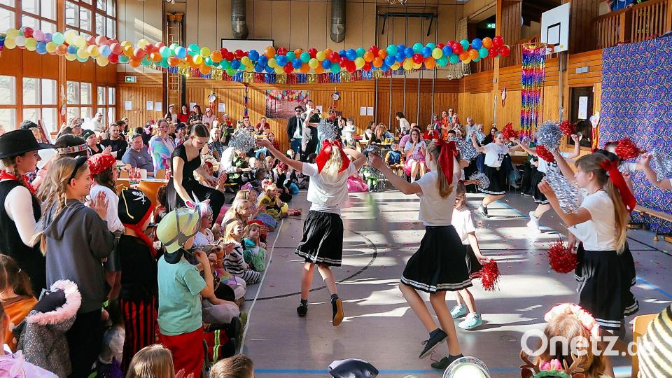Die &quot;Jumping Girls&quot; des TSV Friedenfels eröffneten den großen Kinder- und Familienfasching. Für ihre Darbietung erhielten sie langen Applaus. Bild: bsc