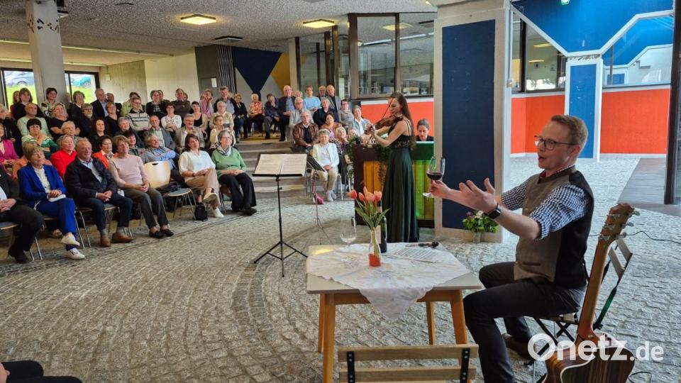 Nach der Pause bringt Stephan Schlögl Wiener Flair mit einem Glaserl Wein auf die Bühne. Im Hintergrund Pianistin Toia Conejo Gonzalez und Veronika Pröbstl an der Violine Bild: eib
