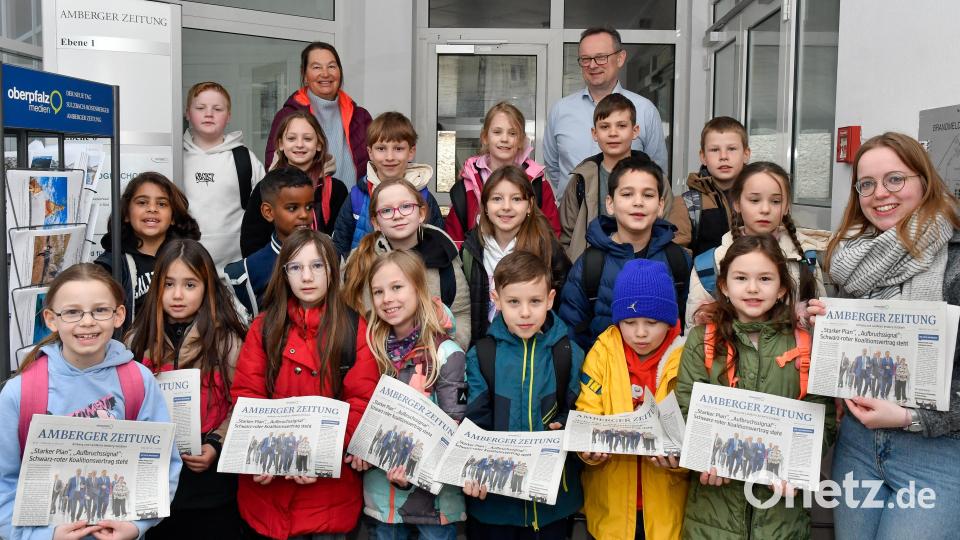 Die Klasse 3b der Dreifaltigkeits-Grundschule und ihre Klassenlehrerin Karin Müller-Popp (hinten links) waren einen Vormittag Gäste in der Redaktion der Amberger Zeitung, wo sie unter anderem Redakteur Markus Müller (hinten rechts) viele Fragen stellten: Dieser Blick hinter die Kulissen ist ein Angebot im Projekt &quot;Kultur-Spatz&quot; der Stadt Amberg, das Sarah Kotz (vorne, rechts) vom Kulturamt betreut. Bild: Petra Hartl
