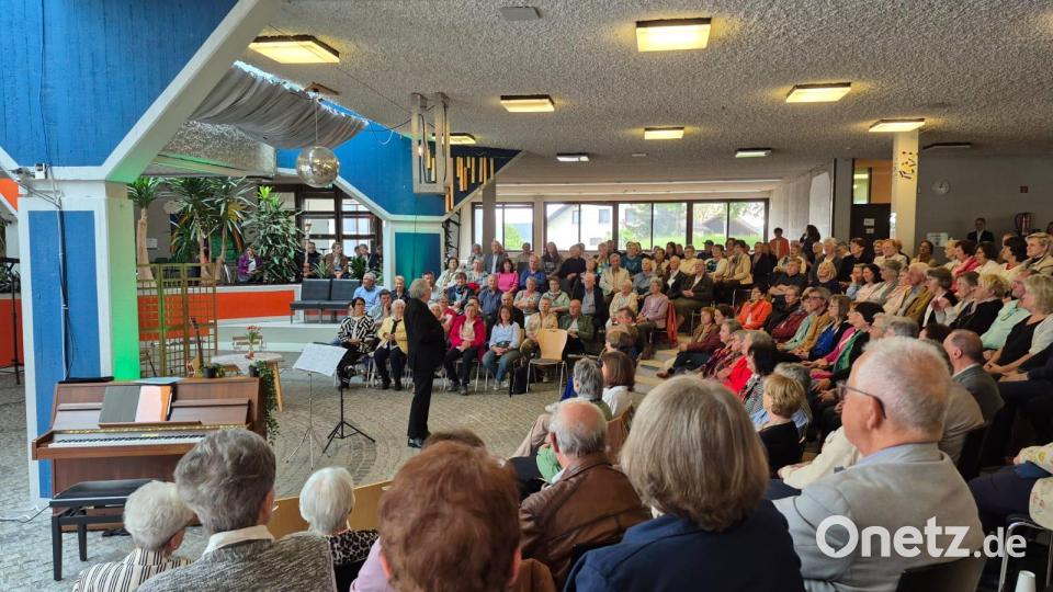 Vorsitzender Hubert Reimer freut sich bei seiner Begrüßnung über ein volles Haus Bild: eib