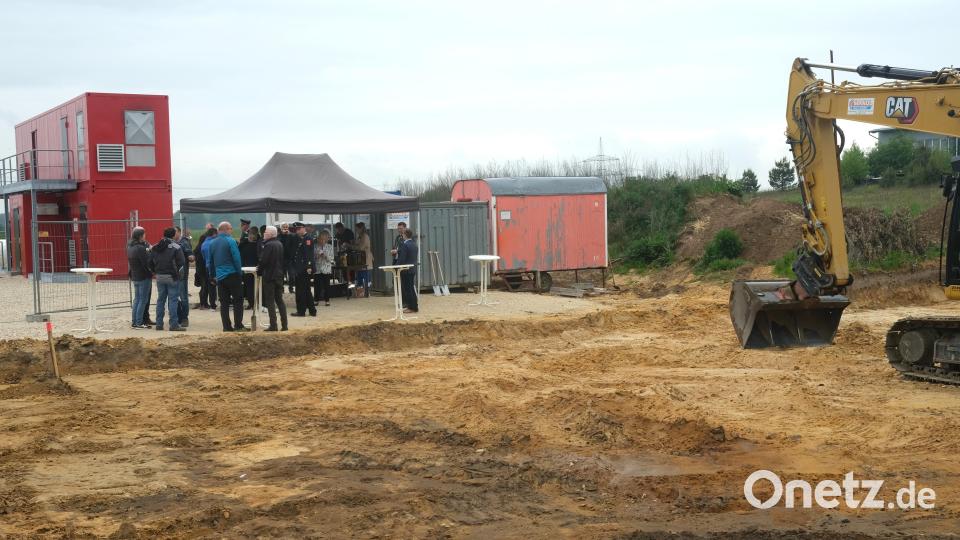 Im Gewerbegebiet West in Schwarzenfeld entsteht eine neue Atemschutzwerkstatt mit Übungsstrecke. Am Donnerstag fand der Spatenstich statt. Im Hintergrund links die gasbefeuerte Brandübungsanlage des Freistaates Bayern. Bild: Hirsch