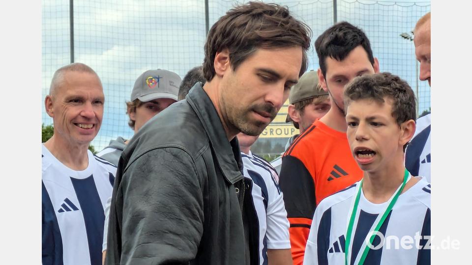 Prominenter Auftritt beim Inklusionsfest: Max Giesinger ehrt die Sieger Bild: gau