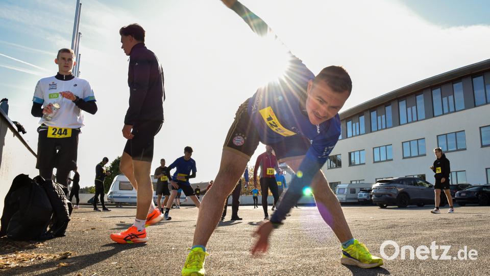 Der Landkreislauf Amberg-Sulzbach ist zwar eine Breitensportveranstaltung. Viele Teilnehmer bereiten sich aber professionell darauf vor. Selbst bis kurz vor dem Start. Bild: Stephan Huber
