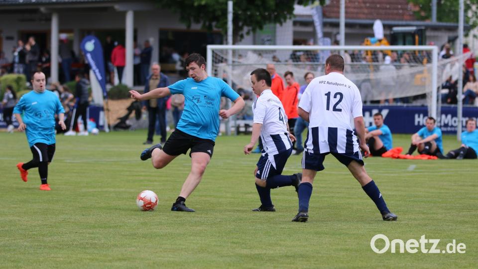Gekämpft wird Spielszene beim Spiel der Jura-Werkstätten gegen das Heilpädagogische Zentrum Irchenrieth um jeden Ball. Bild: gau