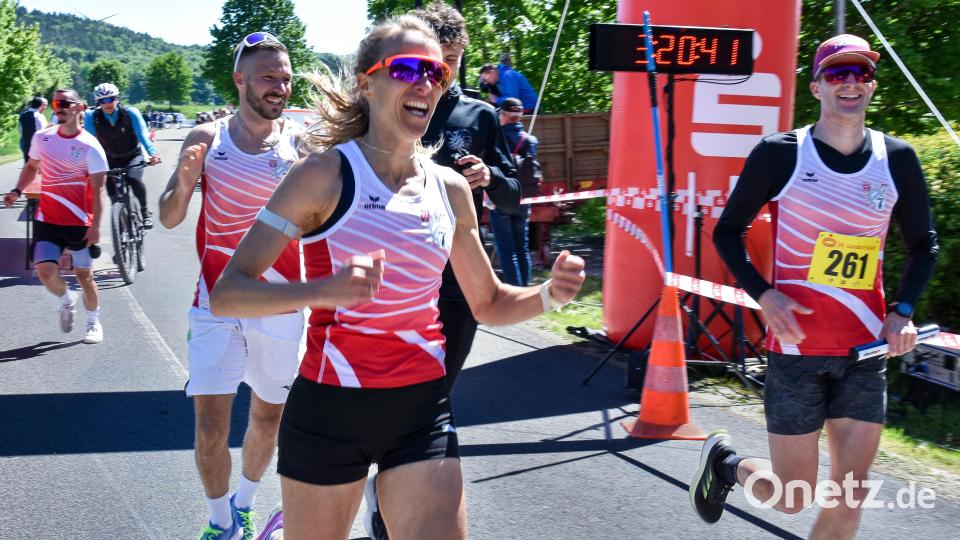 Eine Frau im Siegerteam der Männer? Ja, beim Landkreislauf Amberg-Sulzbach war am Samstag genau das der Fall. Bild: Stephan Huber