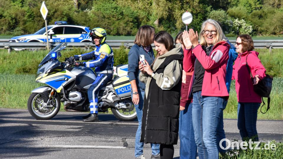Entlang der Strecke feuerten viele Fans die Läuferinnen und Läufer an. Für die Sicherheit aller war entsprechend gesorgt. Bild: Stephan Huber