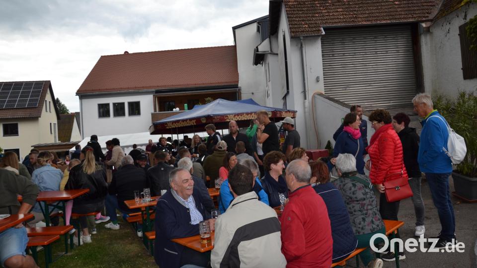 Gut lief der „Tag des Bieres“ mit Brauerei-Hoffest in der Landbrauerei Scheuerer in Moosbach. Bild: gi