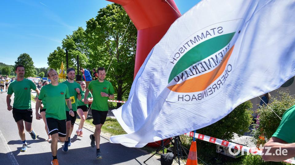 Mit der Stammtischfahne ins Ziel. Für diese Oberreinbacher kein Problem und fast schon ein Muss. Bild: Stephan Huber