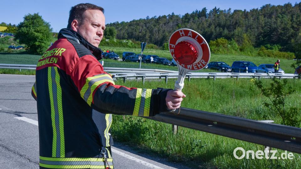 Die Feuerwehren kümmerten sich entlang der Strecke darum, dass Autofahrer den Landkreislauf nicht störten. Bild: Stephan Huber