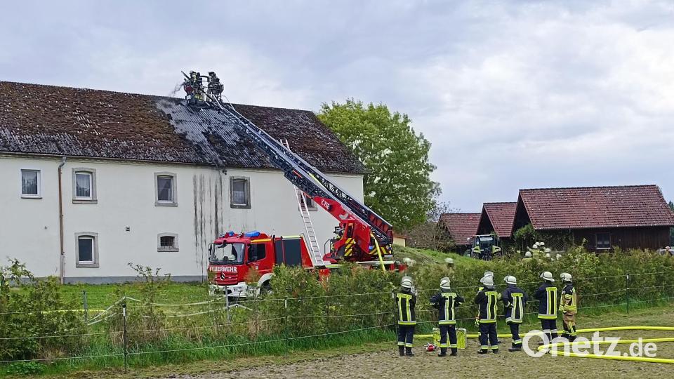 In Rothenbürg (Tirschenreuth) hat sich Moos auf einem Dach durch Funkenflug aus einem Schornstein entzündet. Bild: nic