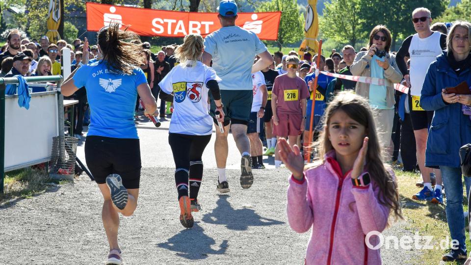 Das ist der Beweis: Der Landkreislauf ist auch immer ein Fest für die ganze Familie. Unabhängig von Zeiten und Platzierungen. Bild: Stephan Huber