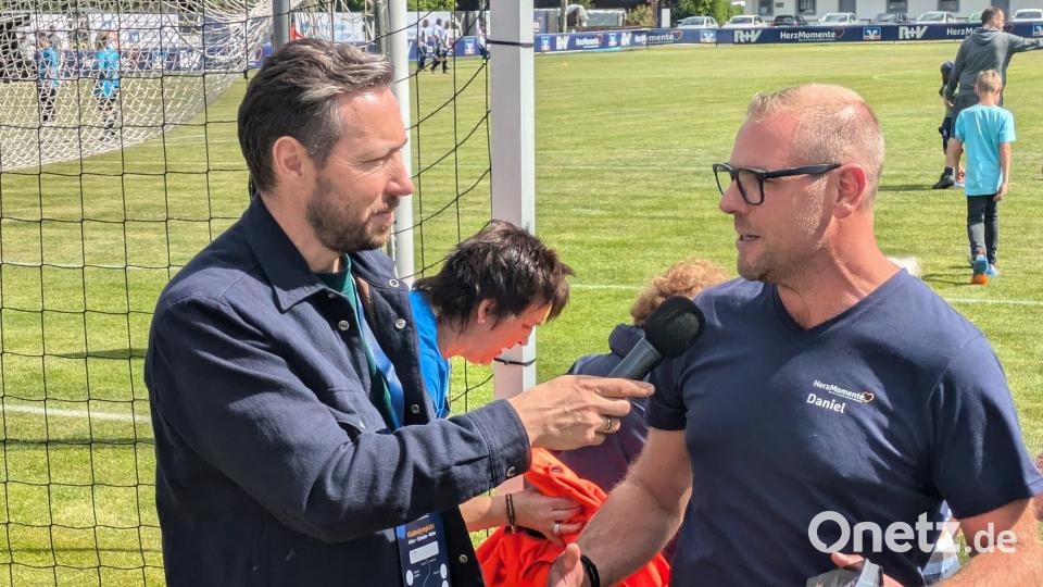 Moderator Sven Voss (links) interviewt Daniel Auer, R+V-Versicherung. Bild: gau