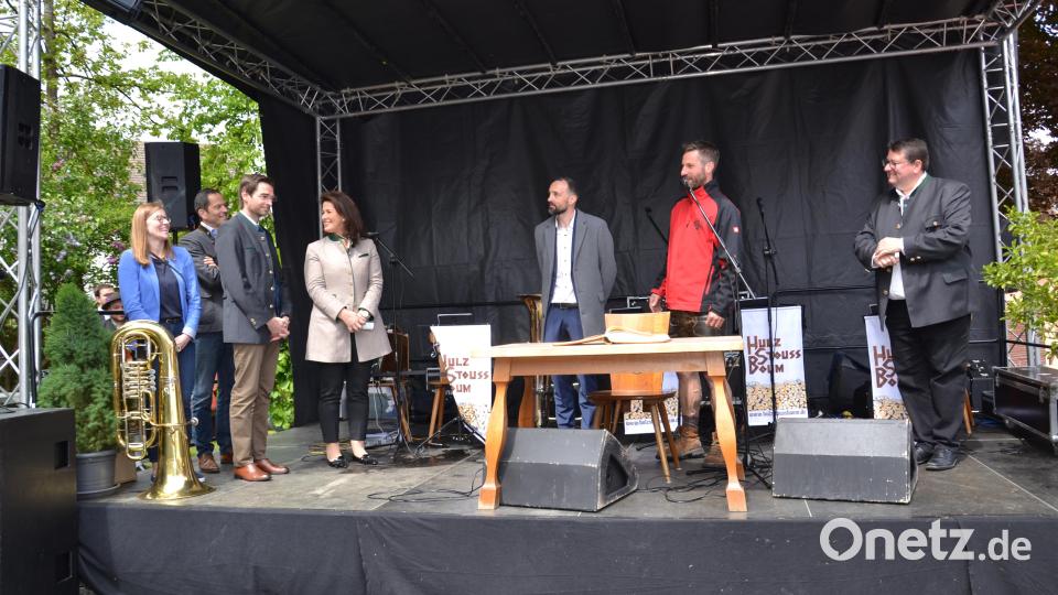 Juniorchef Uli Scheuerer (Mitte) begrüßte die Ministerin, die Abgeordneten und Ehrengäste. Bild: gi