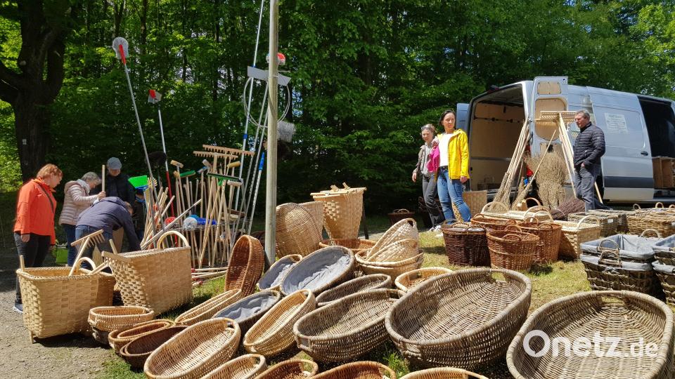 Viele Flechtarbeiten wie Körbe aller Art waren im Angebot. Bild: gi