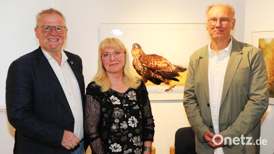 Der Seeadler im Hintergrund ist nur ein Beispiel für die vielen beeindruckenden Fotos von Harald Klier (rechts). Oberbürgermeister Andreas Feller und Museumsleiterin Eva Maria Keil würdigten die Werke bei der Ausstellungseröffnung. Bild: Gerhard Götz