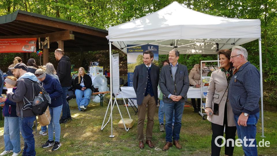 Oft musste sich die Ministerin mit Händlern oder Besuchern ablichten lassen. Bild: gi