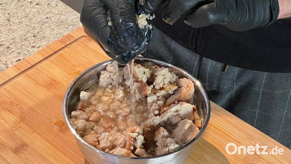 Das Wasser wird aus dem gut eingeweichten Brot herausgedrückt. Bild: za