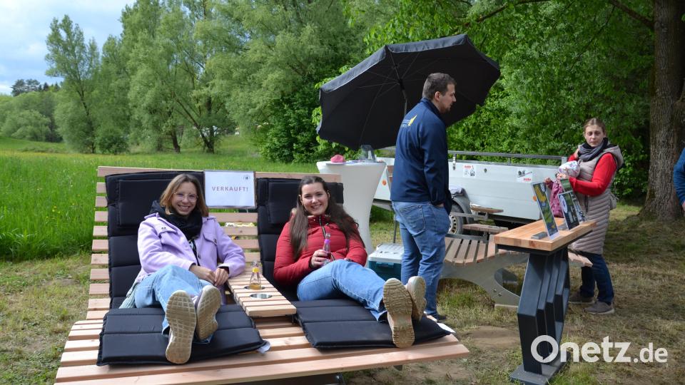 Die beiden Damen probierten doch gleich das Liegen aus. Bild: gi
