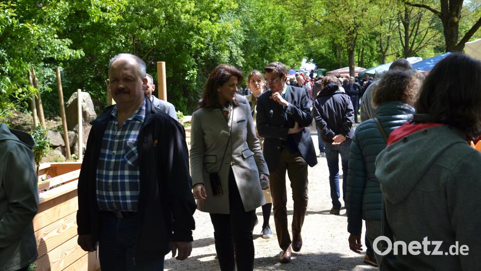 Beim Gartenmarkt hatte sich die Staatsministerin Michaela Kaniber unter die Besucher gemischt. Bild: gi