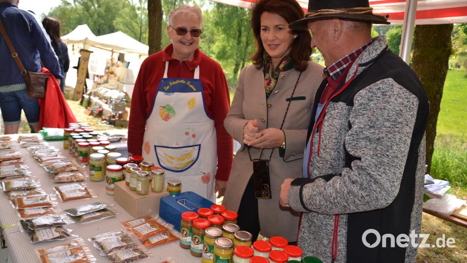 Die Ministerin hier im Gespräch mit dem Fränkischen Kreema, Josef Güthlein. Bild: gi