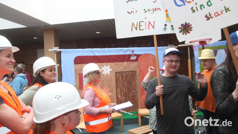 Die &quot;Bunte Bande&quot; zieht in dieser Szene aus dem Musical mit Schildern durch die Straßen und verteidigt gegenüber den Mitarbeiterinnen der Lärmbeschwerdestelle (links) ihre Rechte. Bild: Rudolf Hirsch