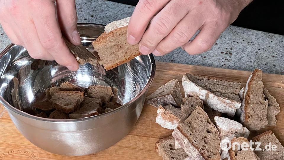 Der erste Schritt zu Suppe: Zerkleinern der harten Reste und anschließendes Einweichen. Altbackenes Brot wird am besten schon geschnitten, bevor es komplett hart ist. Bild: za