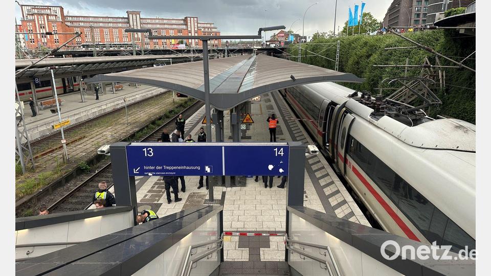 Polizisten und Rettungskräfte sind nach einer Messeattacke im Einsatz. Bild: Steven Hutchings/dpa