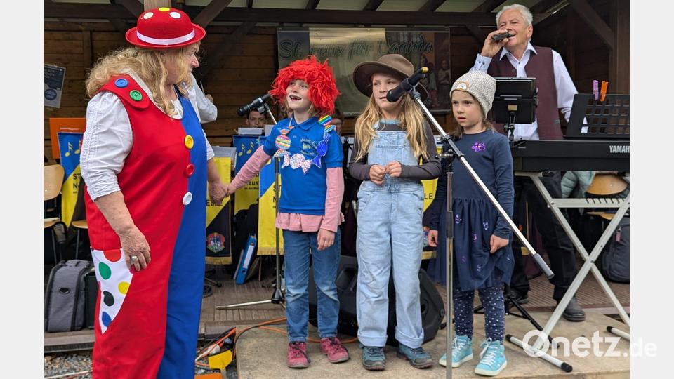 Vronita Grünauer, Lilia Gmeiner, Elisabeth Kriegler, Helena Reiger und Sänger Rudi Bergmann (von links) präsentieren ein Kinderlieder-Potpourri beim Felixfest in Neustadt/WN. Bild: kwl