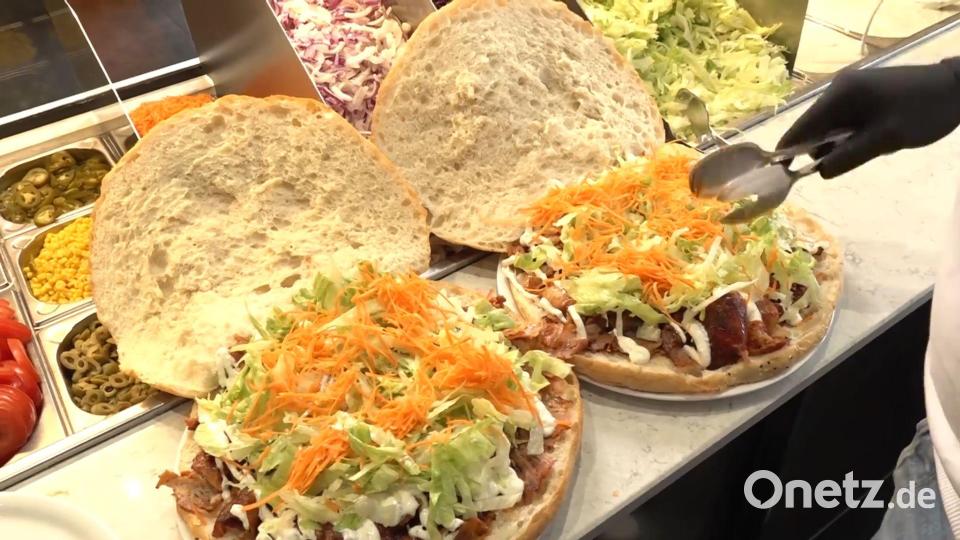 In einem Dönerladen in Augsburg können Kunden zwei Kilo schwere Riesendöner ordern: Wer den Mega-Fladen in 30 Minuten schafft, bekommt ihn geschenkt. Bild: Michael Faulhaber/dpa