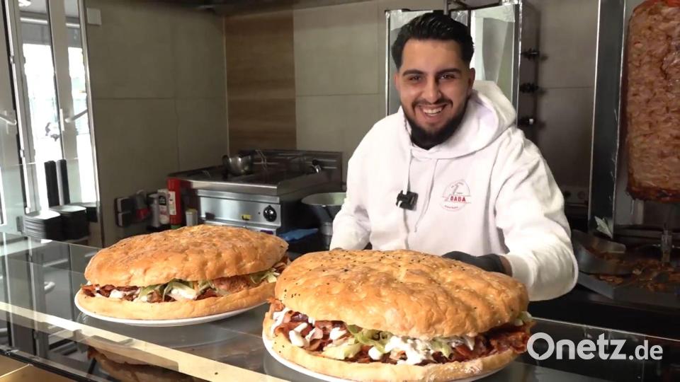 Haci Öztürk bietet in seinem Augsburger Dönerladen seinen Kunden eine Wette mit jeweils zwei Kilogramm schweren Riesendönern an: Wer den Mega-Fladen in 30 Minuten schafft, bekommt ihn geschenkt. Bild: Michael Faulhaber/dpa