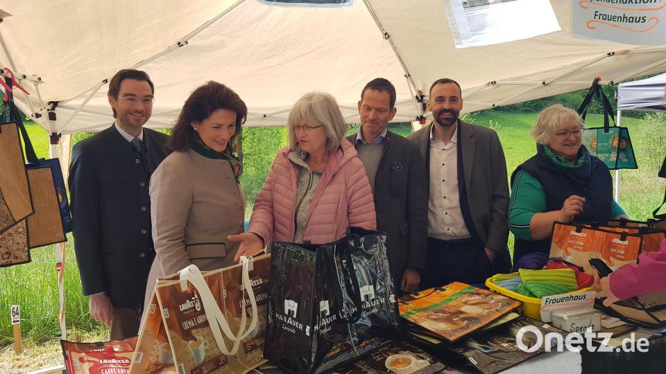 Wie aus Kaffeetüten Taschen hergestellt werden, informierte sich die Ministerin Kaniber bei Anna Weigl aus Dieterskirchen. Die Spendenaktion war für das Frauenhaus. Bild: gi