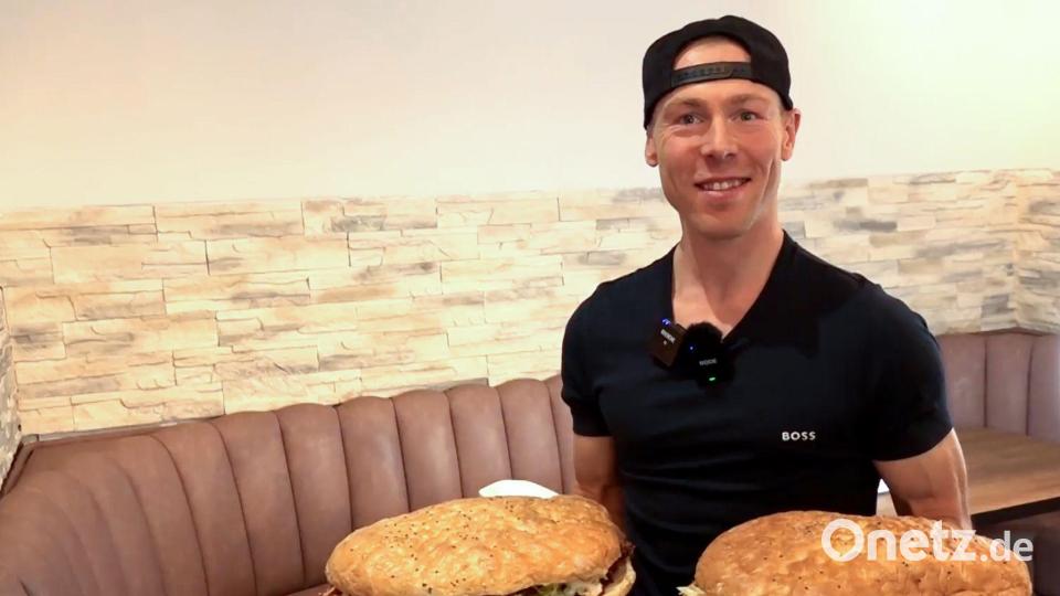 Kunde Sebastian Michels hat zwei Riesendöner in rund einer Stunde gegessen. Bild: Michael Faulhaber/dpa