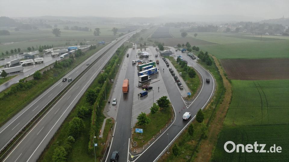Für eine Großkontrolle auf der A93 bei Pfreimd wurde der Verkehr am Parkplatz Schlossberg in Richtung Regensburg ausgeleitet. Bild: Polizeipräsidium Oberpfalz