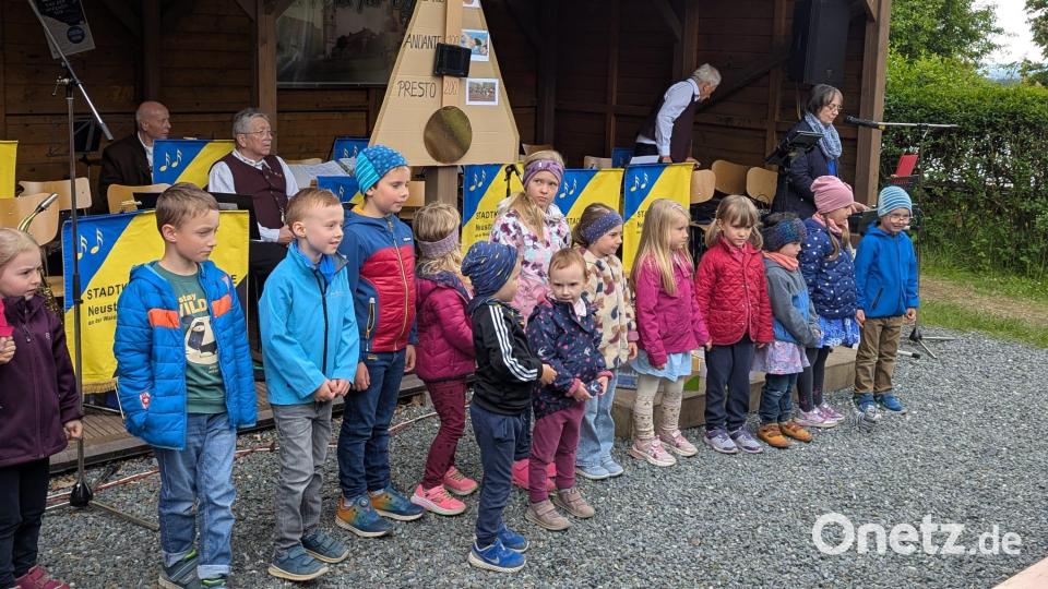 Die „Jahresuhr“ führen die vier- und fünfjährigen Schützlinge der Musikschule beim weltlichen Teil des Jubiläums-Felixfestes auf. Bild: kwl