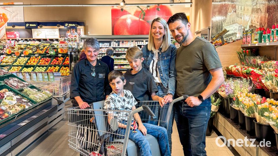 Franz ist jetzt auch beim Einkaufen sicher. Edeka Wismeth in Amberg hat einen extra Einkaufswagen für Menschen angeschafft, die sitzend durch den Supermarkt geschoben werden müssen. Von links Signore Wittmann (Edeka), Franz, Xaver, Lisa und Marco Schuh. Bild: Lisa Schuh