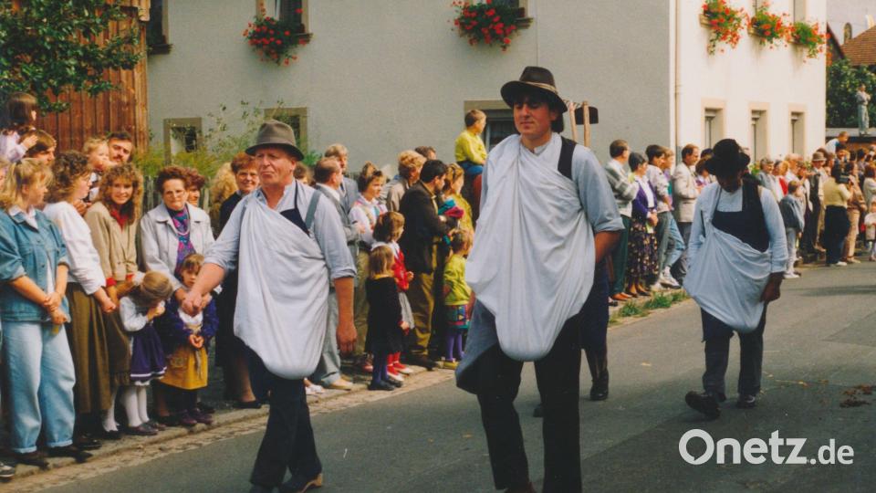 Roland Dimper (vorne, Mitte) war schon beim Erntedankzug 1990 dabei. Bild: Hans Walter
