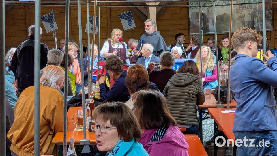 Allerhand los ist beim weltlichen Part des Felixfestes im Klostergarten. Guardian Pater Stanislaus haut beim Vortrag des Percussions-Ensembles ebenfalls mit kräftig auf die Pauke. Bild: kwl