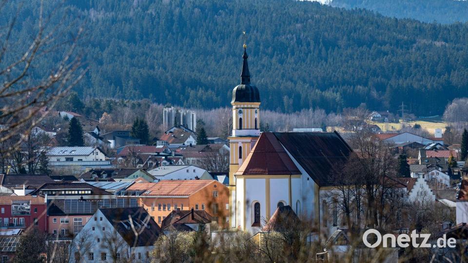 Bürgermeister Franz Wittmann will in Viechtach mit einem Schweine-Wettgrillen für eine Attraktion sorgen. (Archivfoto) Bild: Armin Weigel/dpa