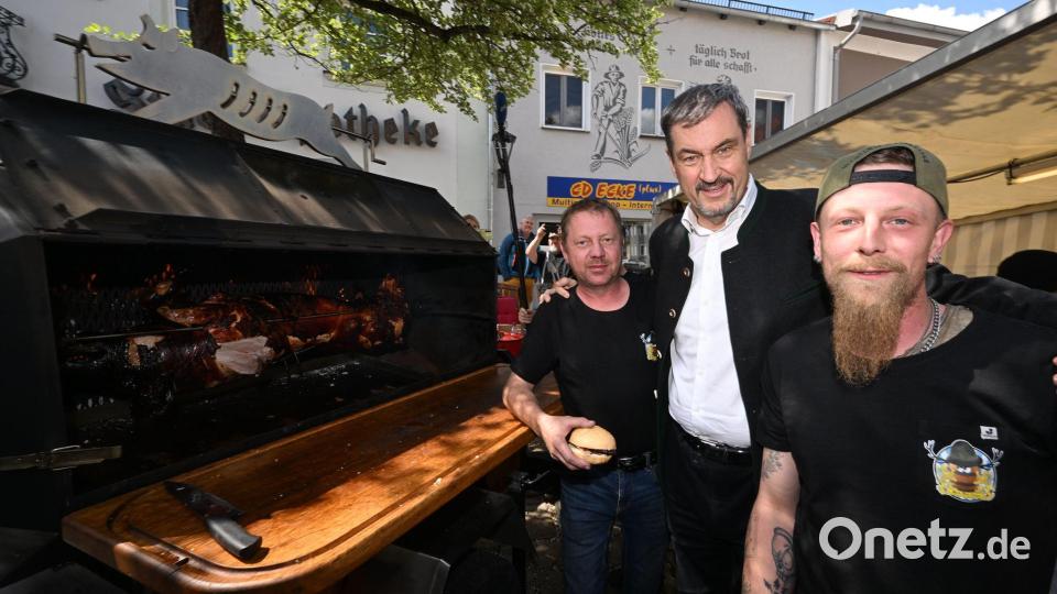 Ministerpräsident Söder am Schweinegrill. Bild: Felix Hörhager/dpa