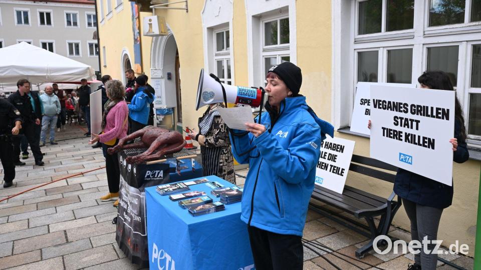 „Veganes Grillen statt Tiere killen“: Peta-Protest in Viechtach. Bild: Felix Hörhager/dpa