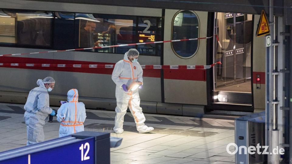 Die Spurensicherung war für mehrere Stunden vor Ort. Bild: Georg Wendt/dpa