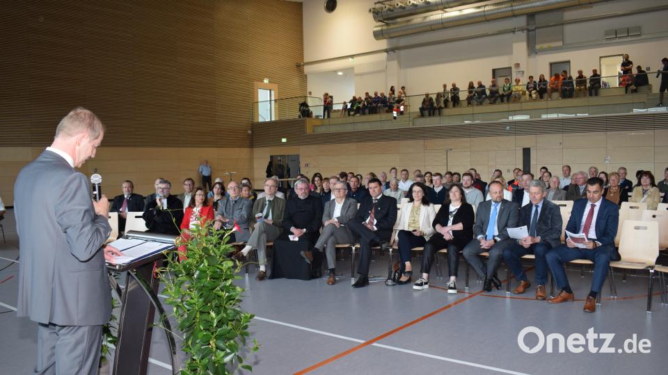 Bürgermeister Konrad Kiener begrüßte die Gäste und zeichnete den Weg der Entstehung der Mehrfachsporthalle nach. Bild: bnr