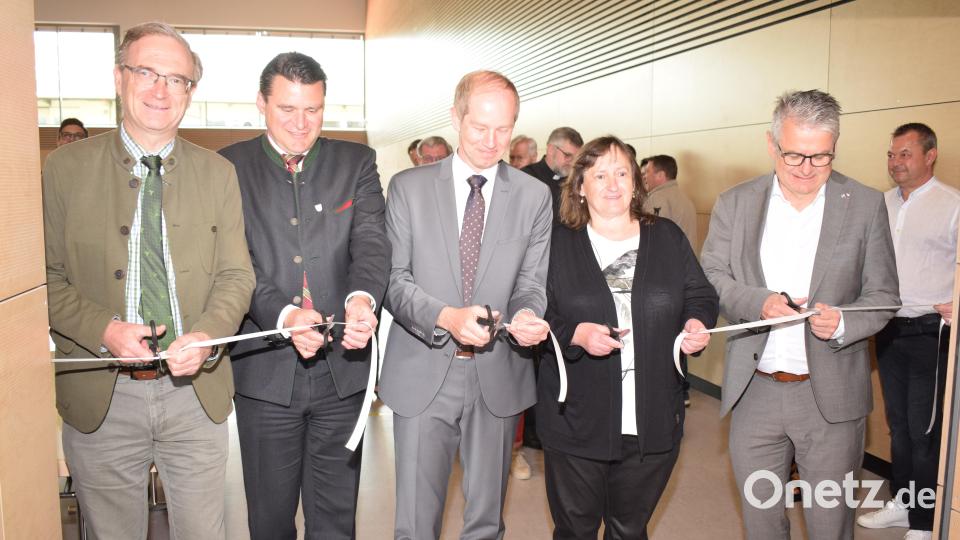 MdL Alexander Flierl, Landrat Thomas Ebeling, Bürgermeister Konrad Kiener, Marianne Schieder und MdL Martin Scharf zerschnitten das Band an der Eingangstür. Bild: bnr